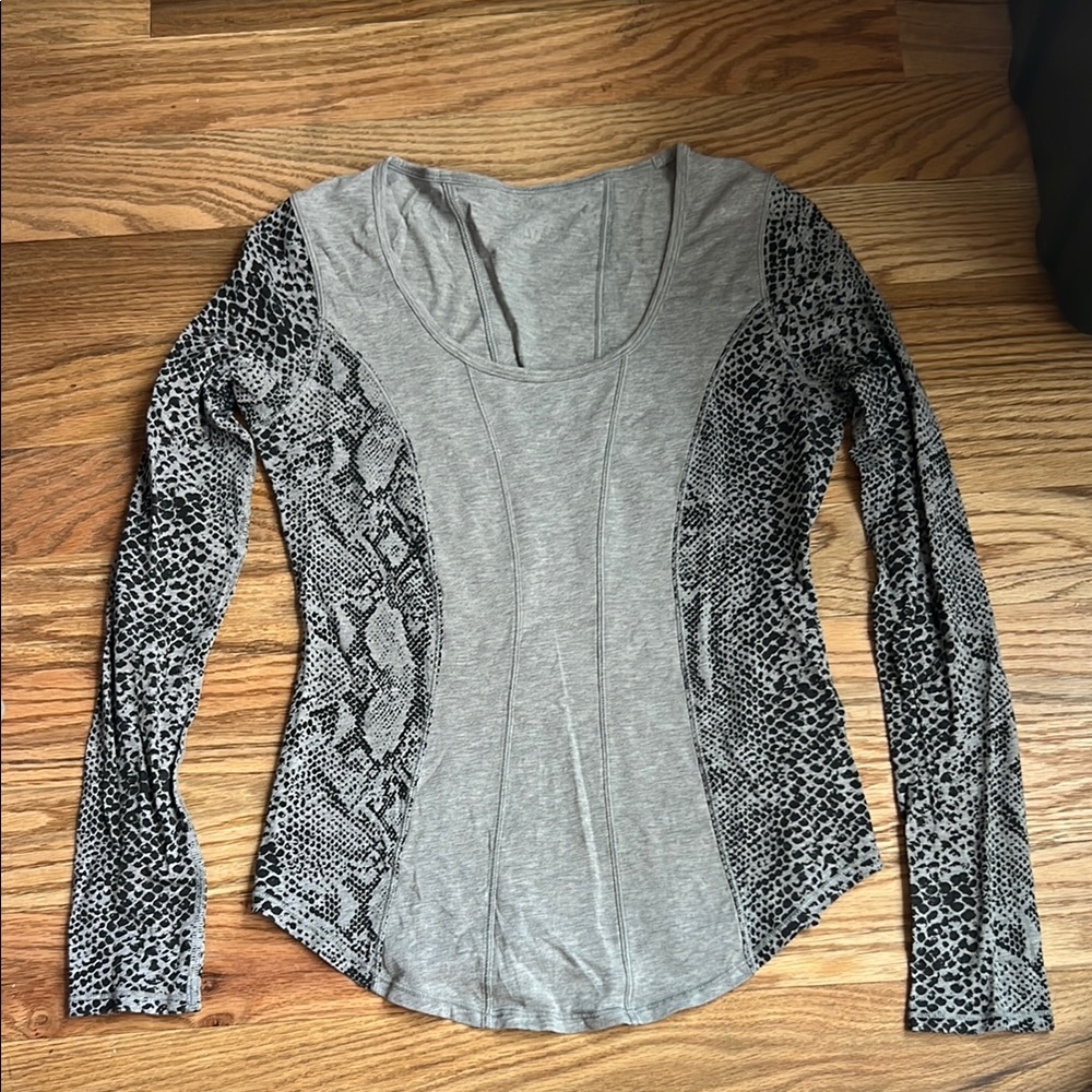 lululemon athletica gray scoop neck snakeskin long sleeve top size 6